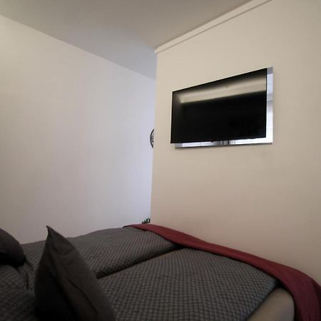 Modern Studio A Belvaros Koezepen Parkoloval- Kata Studioapartman Győr Eksteriør billede