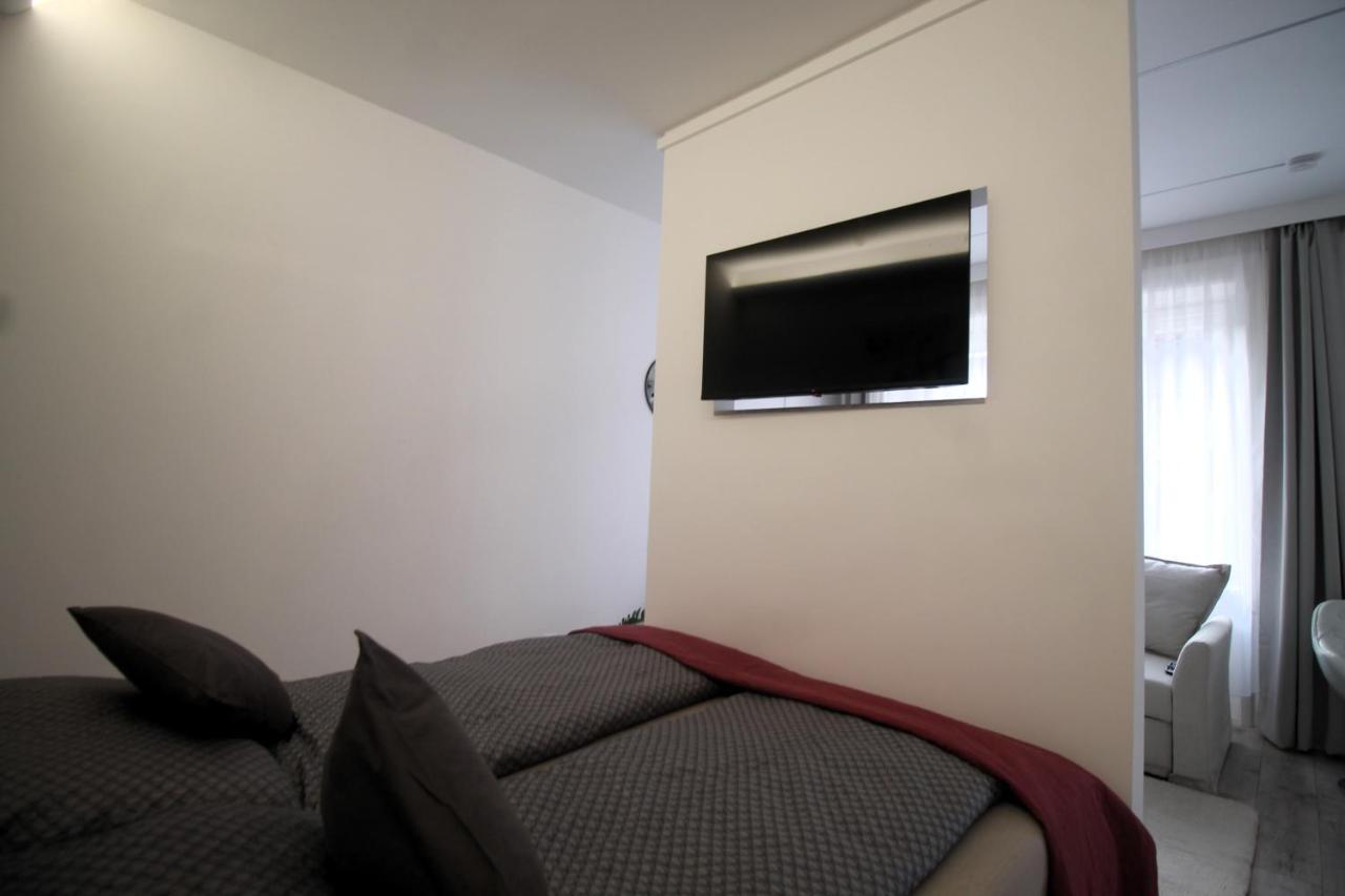 Modern Studio A Belvaros Koezepen Parkoloval- Kata Studioapartman Győr Eksteriør billede