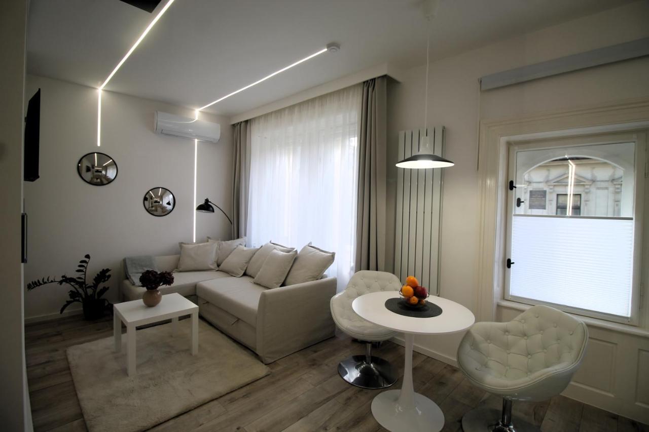 Modern Studio A Belvaros Koezepen Parkoloval- Kata Studioapartman Győr Eksteriør billede