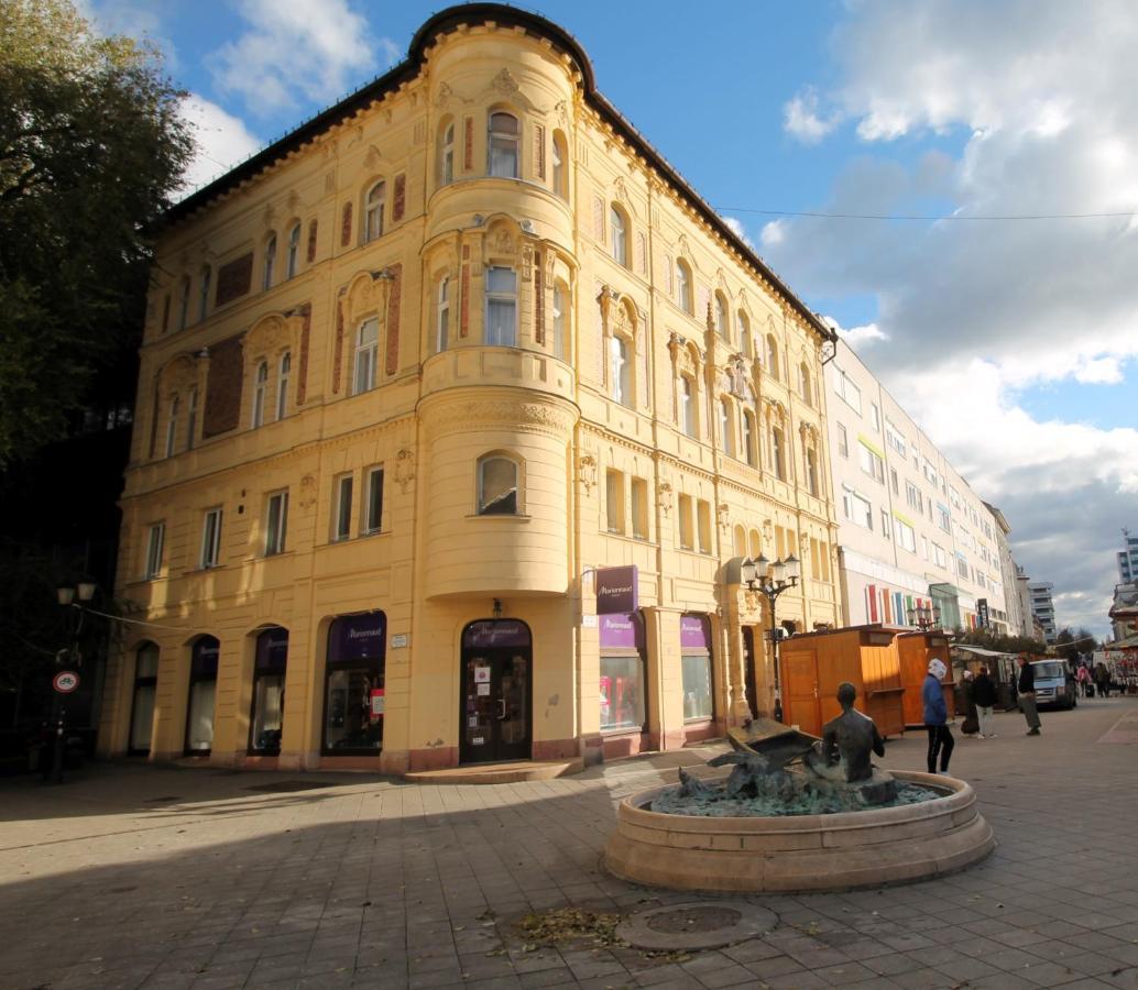 Modern Studio A Belvaros Koezepen Parkoloval- Kata Studioapartman Győr Eksteriør billede