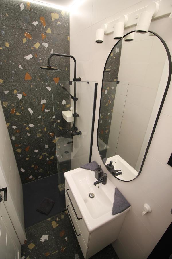Modern Studio A Belvaros Koezepen Parkoloval- Kata Studioapartman Győr Eksteriør billede