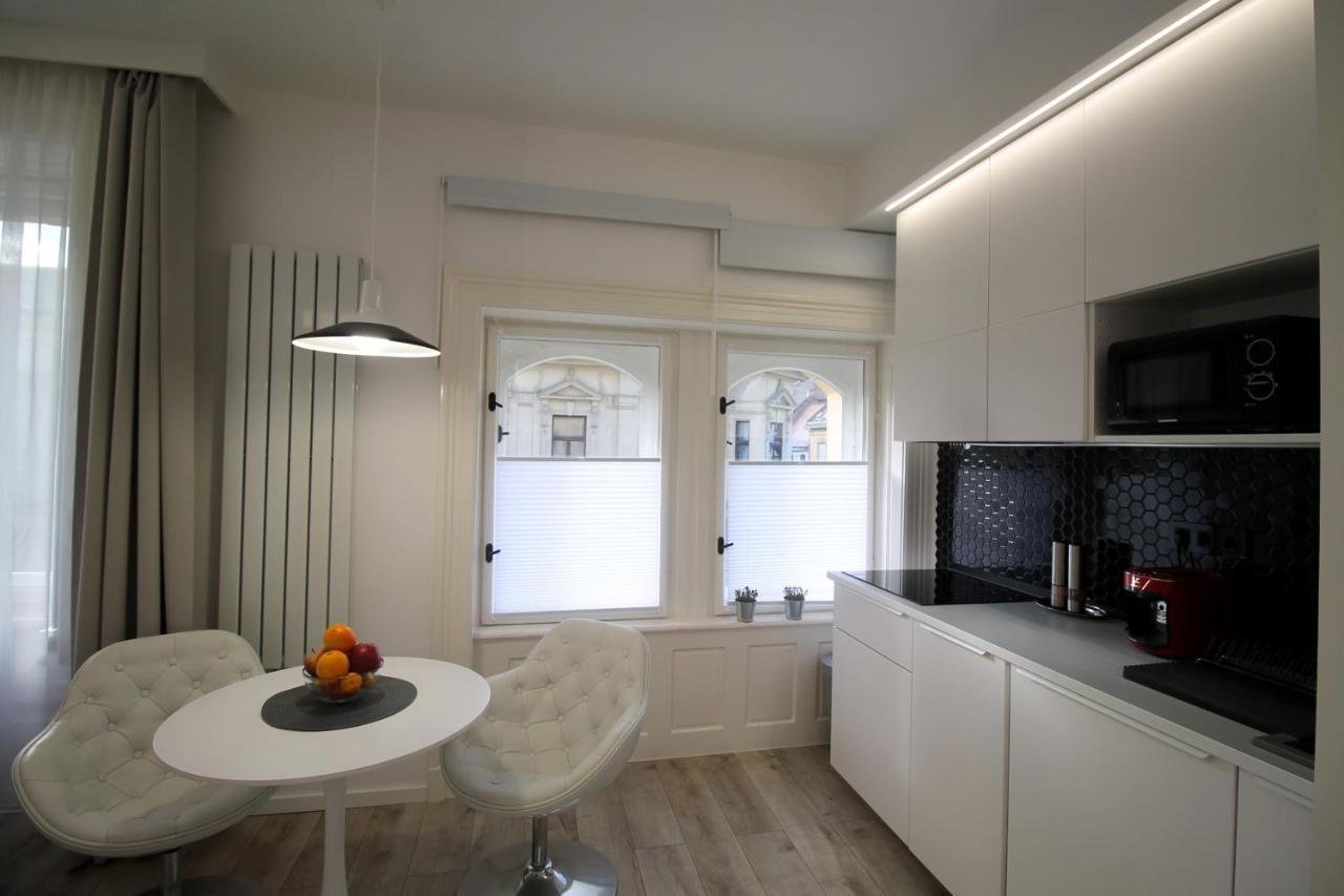 Modern Studio A Belvaros Koezepen Parkoloval- Kata Studioapartman Győr Eksteriør billede