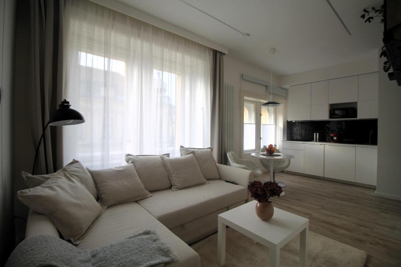 Modern Studio A Belvaros Koezepen Parkoloval- Kata Studioapartman Győr Eksteriør billede