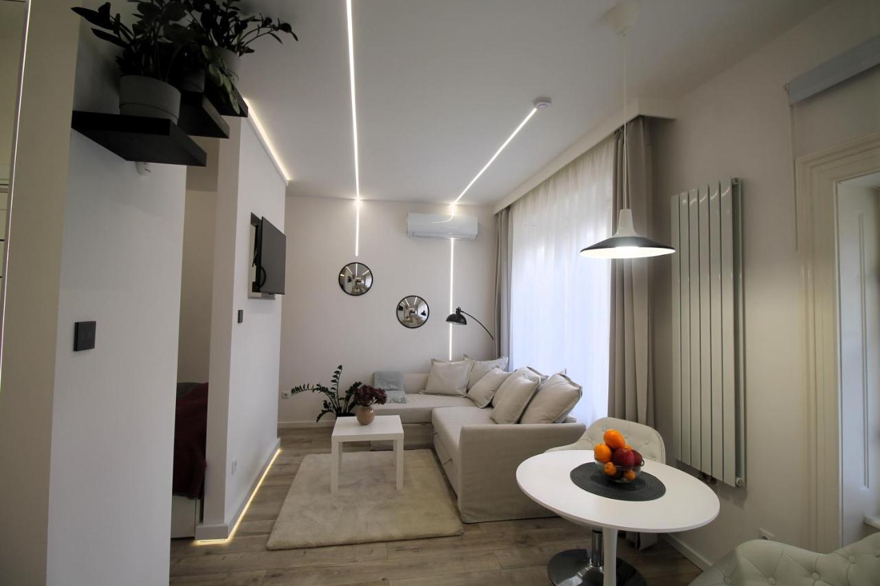 Modern Studio A Belvaros Koezepen Parkoloval- Kata Studioapartman Győr Eksteriør billede