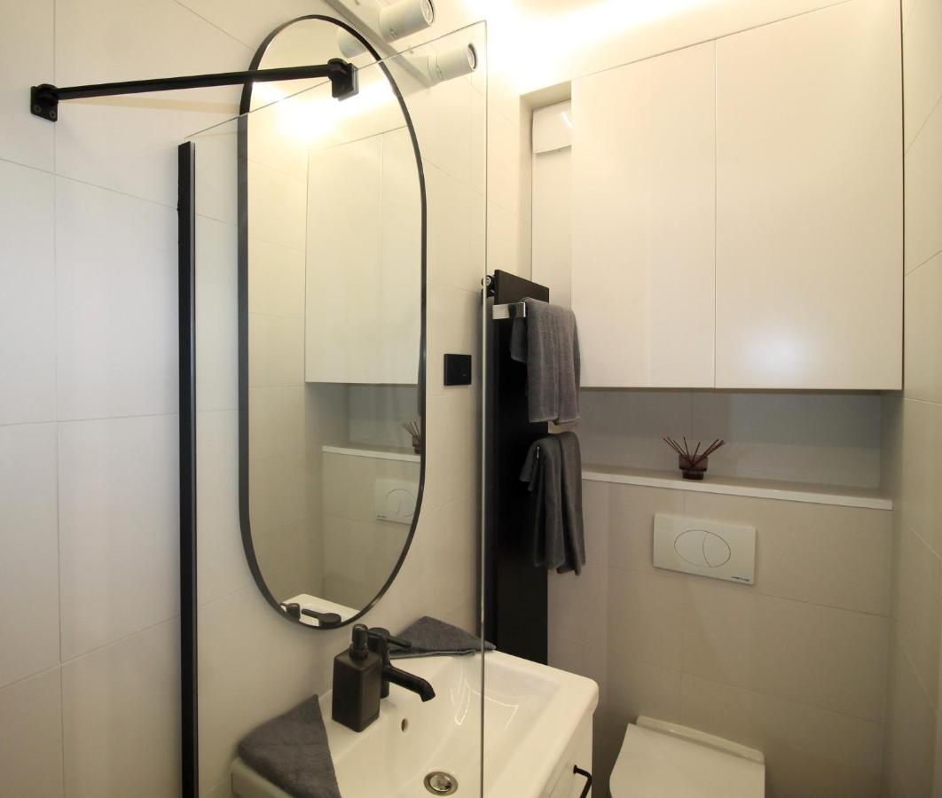 Modern Studio A Belvaros Koezepen Parkoloval- Kata Studioapartman Győr Eksteriør billede