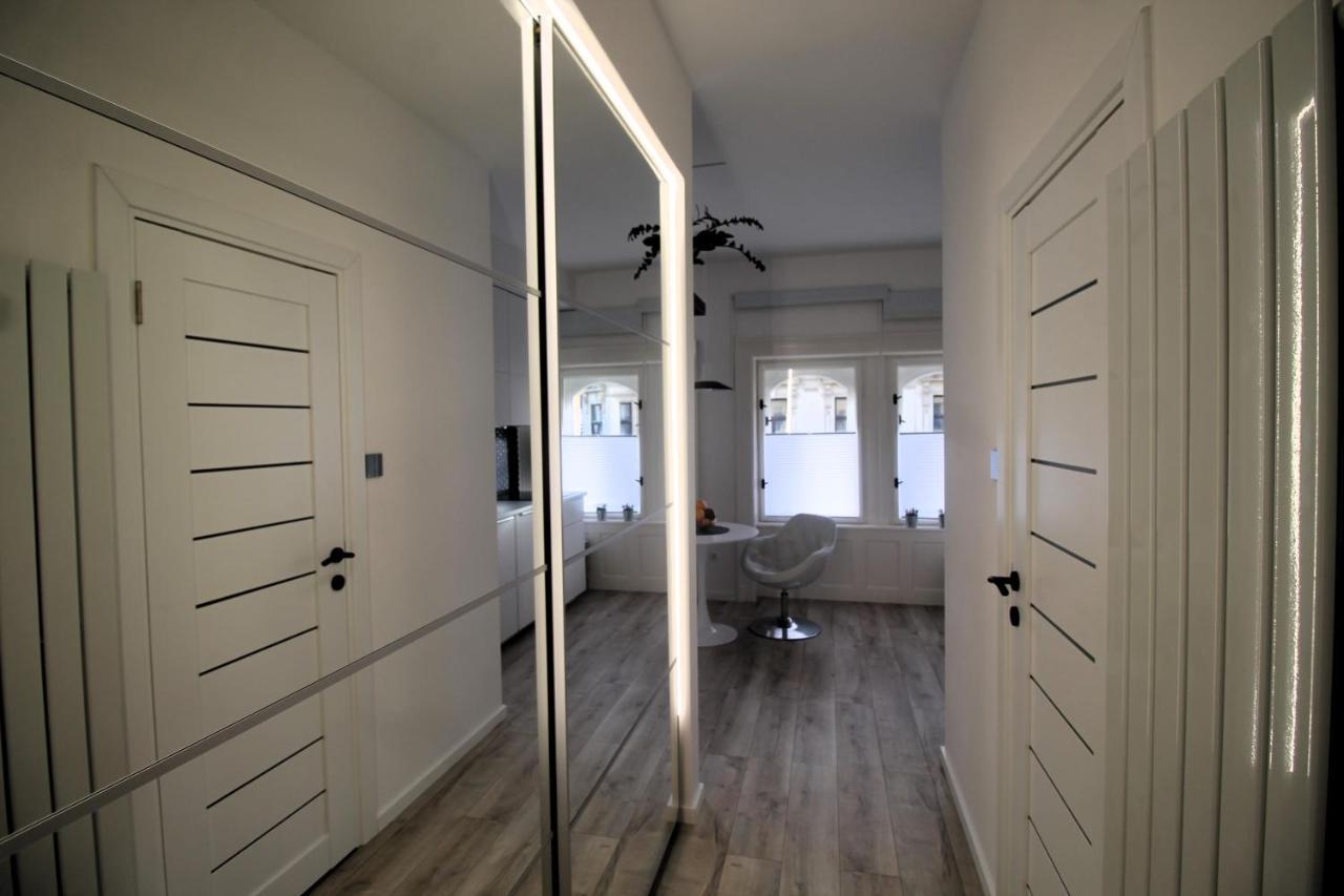 Modern Studio A Belvaros Koezepen Parkoloval- Kata Studioapartman Győr Eksteriør billede
