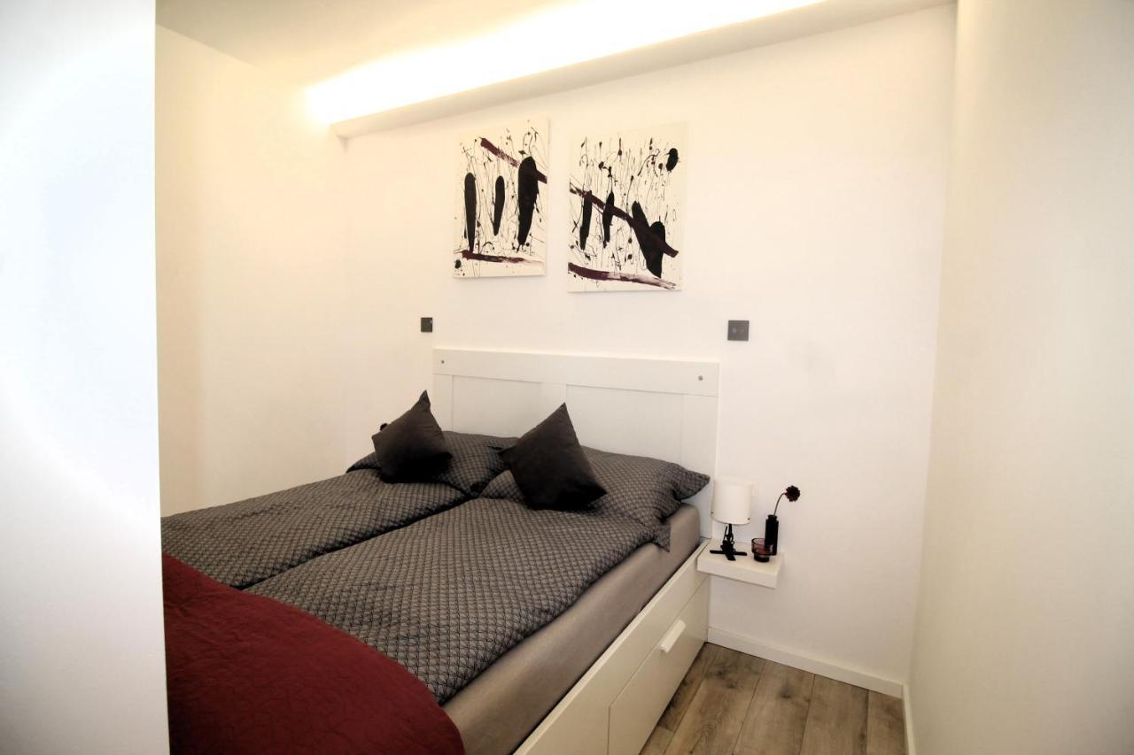Modern Studio A Belvaros Koezepen Parkoloval- Kata Studioapartman Győr Eksteriør billede